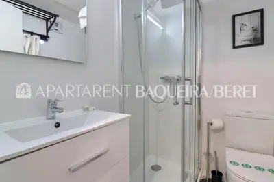 Un baño de Apartarent 1500 - Estudio Àneu
