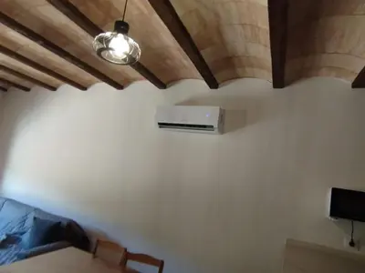 Una televisión o centro de entretenimiento en Casa la Luz - Apartamentos Rurales Construcción 2025 -Mata rraña-Terra Alta