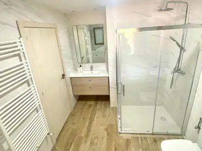 Un baño de Casa la Luz - Apartamentos Rurales Construcción 2025 -Mata rraña-Terra Alta