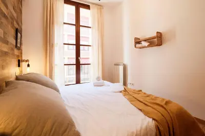 Cama o camas de una habitación en Suite Somontano | 1 Dormitorio | 4 Pax | Balcón