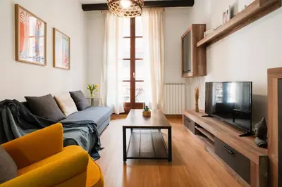 Una televisión o centro de entretenimiento en Suite Somontano | 1 Dormitorio | 4 Pax | Balcón