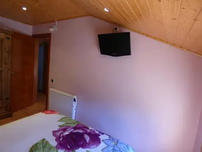 Una televisión o centro de entretenimiento en La serreta de Paüls