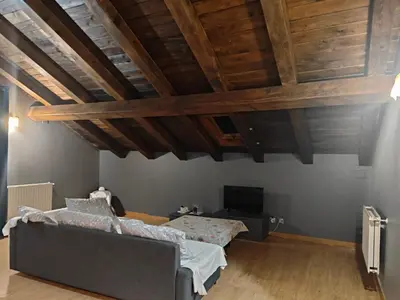 Una televisión o centro de entretenimiento en Aiestaenea Apartamentos Rurales