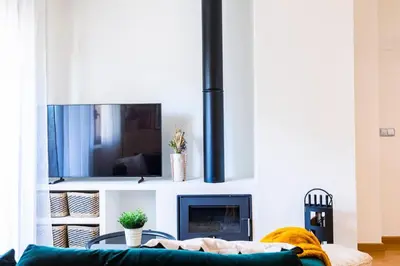 Una televisión o centro de entretenimiento en Tu Hogar en el Pirineo Aventura y Montaña