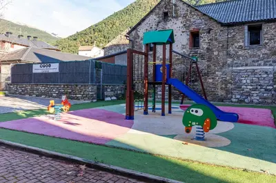 Zona de juegos infantil en Tu Hogar en el Pirineo Aventura y Montaña