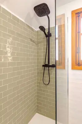 Un baño de Los Arcos de Escarrilla