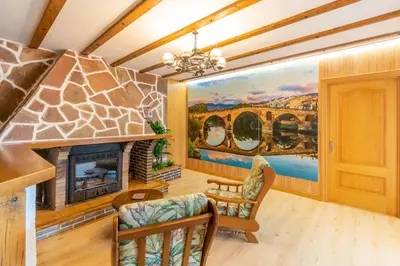 Una televisión o centro de entretenimiento en Espectacular casa rural con piscina y barbacoa