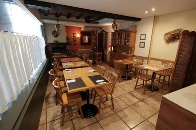 Un restaurante o sitio para comer en Hosteria de Zubiri
