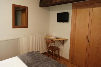 Una televisión o centro de entretenimiento en Hosteria de Zubiri