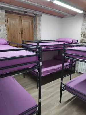 Cama o camas de una habitación en L'alberg la rectoria de la Torra