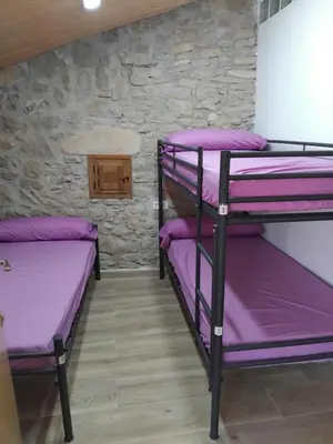 Cama o camas de una habitación en L'alberg la rectoria de la Torra