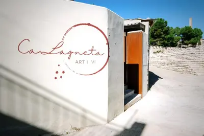 Certificado, premio, señal o documento que está expuesto en Hotel Boutique CaLagneta - Art i Vi