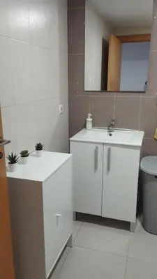 Un baño de Apartamentos calatorao con jardín y 3 habitaciones