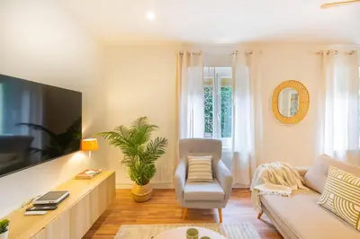 Una televisión o centro de entretenimiento en Amplio apartamento a 5 min del centro de Pamplona