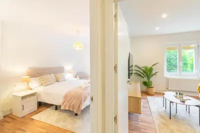 Cama o camas de una habitación en Amplio apartamento a 5 min del centro de Pamplona