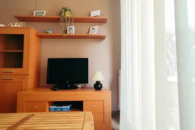 Una televisión o centro de entretenimiento en Encanto rural con gran terraza
