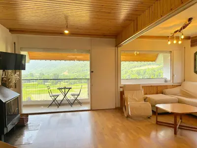 Zona de estar de Apartament amb balcó i unes vistes úniques del Pirineu by RURAL D'ÀNEU