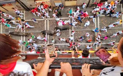 Clientes alojados en Experience the running of the bulls from your balcony