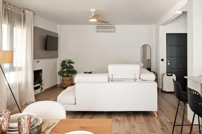 Una televisión o centro de entretenimiento en Chez Marie
