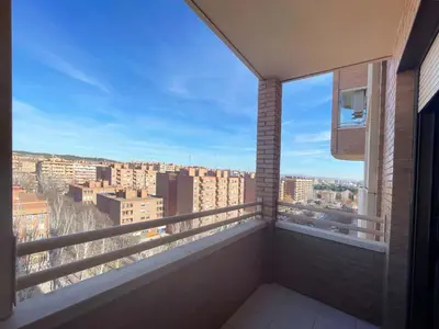 Un balcón o terraza de Apartamentos Zaragoza Suites El Pilar 3000