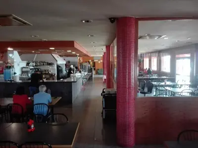 Un restaurante o sitio para comer en Hotel Restaurant Casa Miquel