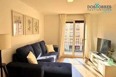 Una televisión o centro de entretenimiento en Dos Torres La Dulcería - Jacuzzi y vistas en el corazón de Zaragoza