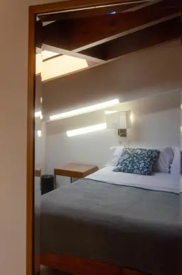 Cama o camas de una habitación en Apartamentos con encanto entre naturaleza, rutas y bodegas - Casa Albañil