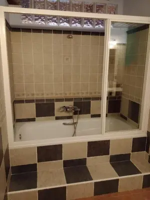 Un baño de Piso a orillas del río