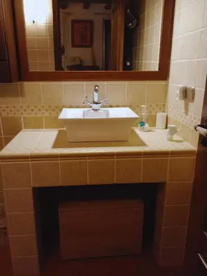 Un baño de Piso a orillas del río