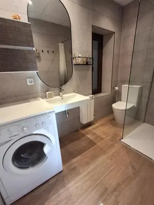 Un baño de FANTASTICO - 75m - REFORMADO- VISTAS A LA MONTAÑA - Wifi - Acceso Trastero junto a Parking