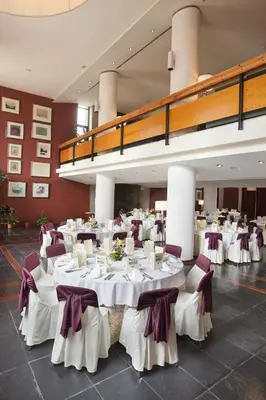 Un restaurante o sitio para comer en Parador de Artíes