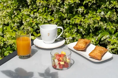 Comida en o cerca de este hotel