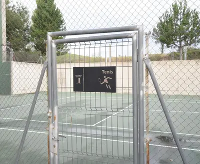 Instalaciones para jugar a tenis o squash en Cozy apartment to enjoy all year round o alrededores