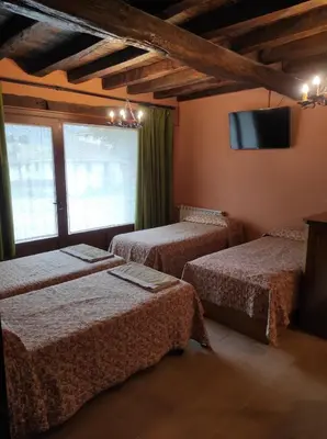 Cama o camas de una habitación en Sagardikoetxea HABITACIONES CON BAÑO EN CASA RURAL