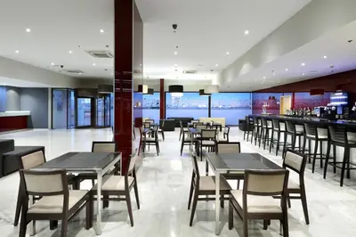 Un restaurante o sitio para comer en Eurostars Zaragoza