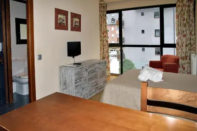 Una televisión o centro de entretenimiento en Aparthotel La Vall Blanca