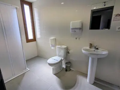 Un baño de Albergue Municipal Las Escuelas