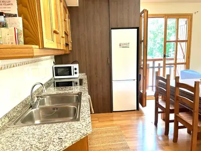 Una cocina o zona de cocina en Apartament de muntanya i lluminós by RURAL D'ÀNEU