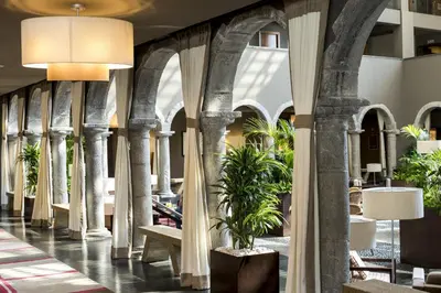 Un restaurante o sitio para comer en Parador De La Seu D'urgell