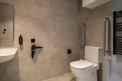 Un baño de Limehome Pamplona Hilarión Eslava