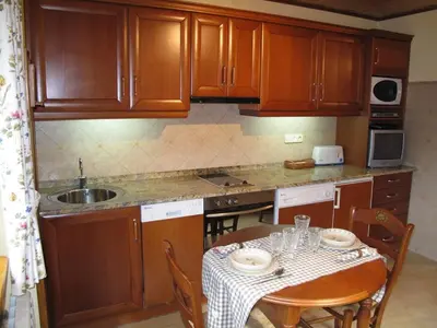 Una cocina o zona de cocina en Apartamento con jardin en Gessa
