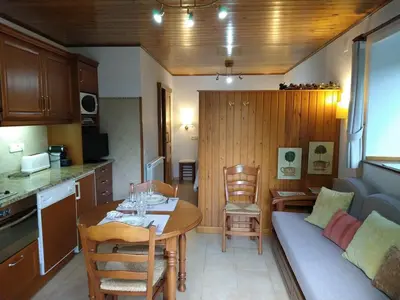 Una cocina o zona de cocina en Apartamento con jardin en Gessa