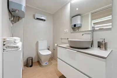 Un baño de Hauzify I Apartaments La Plaça