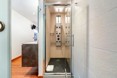 Un baño de Hauzify I Apartaments La Plaça