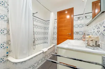 Un baño de Hauzify I Apartaments La Plaça