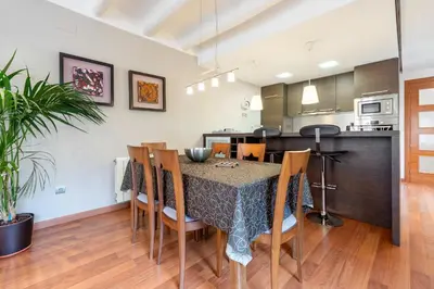 Una cocina o zona de cocina en Hauzify I Apartaments La Plaça