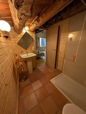 Un baño de Rustic charm in Àger, a natural paradise