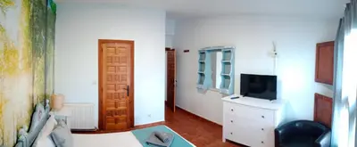 Una televisión o centro de entretenimiento en Hostal Urries Restaurante