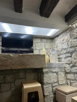 Una televisión o centro de entretenimiento en La Caseta
