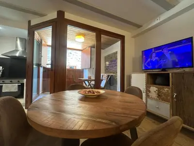 Una televisión o centro de entretenimiento en B22 - Pedronet Bajo